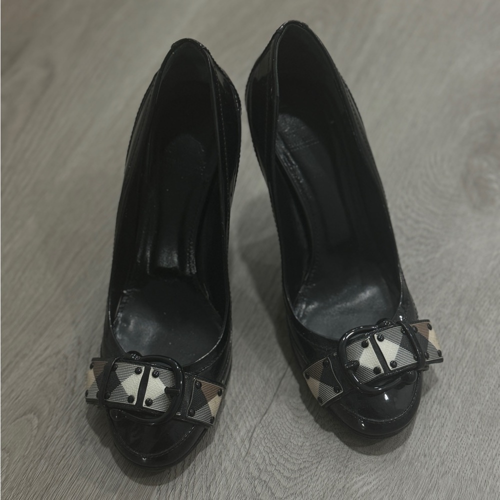 Burberry black enamel high heels - size 37